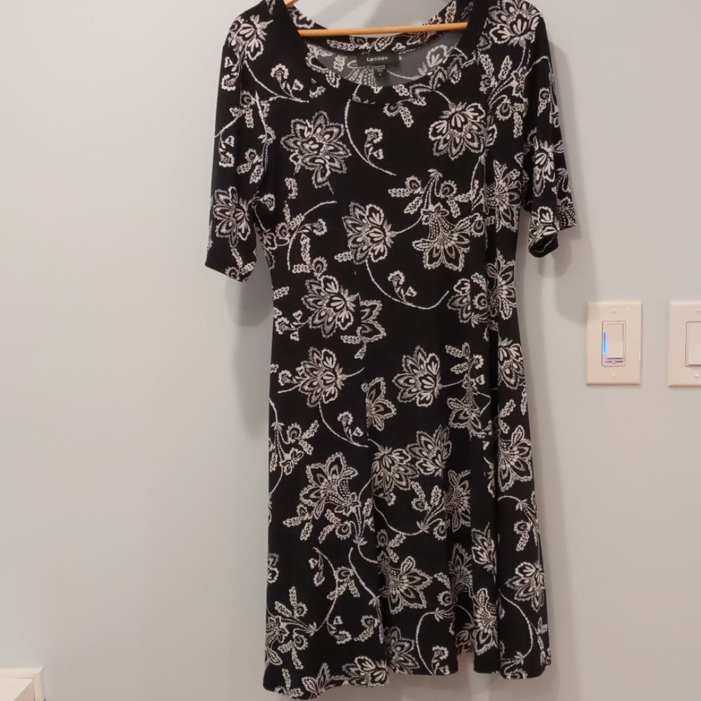 Black and white Karen Kane size large